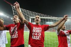 Fotbalisté pražské Slavie Kamil Čontofalský (vlevo) a Martin Latka děkují fanouškům v utkání 9. kola Gambrinus ligy 2012/13 se Spartou.
