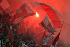 FOTO Eden v plamenech. Chuligáni se na derby vyřádili