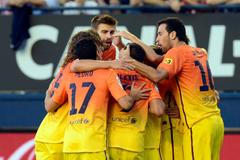 Fotbalisté Barcelony slaví gól v utkání La Ligy 2012/13 s Osasunou.