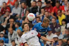 Boris Vukčevič v souboji s Pirminem Schweglerem v zápase Frankfurt - Hoffenheim