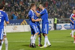 Fotbalisté Sigmy Olomouc Martin Doležal (15) a Michal Ordoš (vlevo) přicházejí gratulovat střelci gólu Pavlovi Dreksovi v utkání 9. kola Gambrinus ligy 2012/13 se Zbrojovkou Brno.