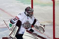 Hokejový brankář Maris Jučers v utkání KHL 2012/13 mezi Lvem Praha s Dinamem Riga .