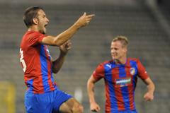 Fotbalista Viktoria Plzeň Marek Bakoš slaví gól s Davidem Limberským v utkání Evropské ligy 2012/13 s Lokerenem.