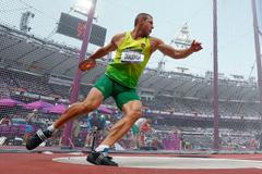 Litevský desetibojař Darius Draudvila při svém pokusu v hodu diskem na OH 2012 v Londýně