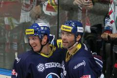 Hokejisté Kladna Jiří Tlustý (vlevo) a Jaromír Jágr po gólu v 5. kole Tipsport extraligy 2012/13 s Pardubicemi.