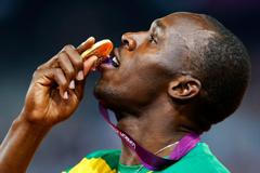 Usain Bolt se zlatou medailí za vítězství v závodě na 200 metrů na OH 2012