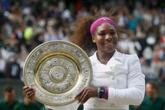Americká tenistka Serena Williamsová slaví s trofejí vítězství ve Wimbledonu 2012.
