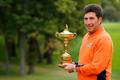 Španělský golfový kapitán evropského týmu José María Olazábal pózuje s Ryder Cupem během téhož turnaje v roce 2012.