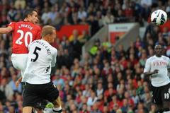 Robin van Persie střílí první ligovou branku v dresu Manchesteru United