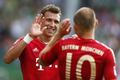 Fotbalista Mario Mandžukič z Bayernu Mnichov gratuluje ke gólu Arjenu Robbenovi v utkání německé Bundesligy 2012/13 s Furthem.