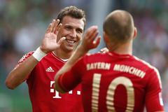 Fotbalista Mario Mandžukič z Bayernu Mnichov gratuluje ke gólu Arjenu Robbenovi v utkání německé Bundesligy 2012/13 s Furthem.