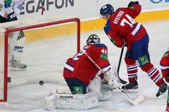 Tomáš Pöpperle inkasuje gól v zápase Lev Praha - Barys Astana