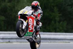 Německý motocyklista MotoGP Stefan Bradl během tréninku Velké ceny České republiky 2012 v Brně.
