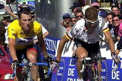 Lance Armstrong a Jan Ullrich v roce 2001 při dojezdu na Luiz Ardiden