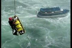 Muž přežil pád z Niagarského vodopádu