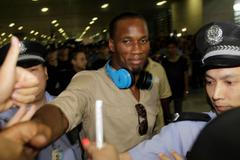 Fotbalista Didier Drogba z Pobřeží Slonoviny je vítán fanoušky při příletu do nového působiště Šanghaj Šenhuja.