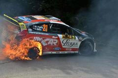 Martin Prokop jede už s hořící zadní levou pneumatikou třetí rychlostní zkouškou na Německé rallye