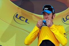 Britský cyklista Bradley Wiggins se raduje z vítězství v 19. etapě Tour de France 2012.