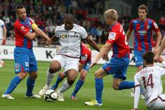 Fotbalisté Plzně Pavel Horváth a Václav Procházka se snaží odehrát Léonarda Kweukeho v utkání se Spartou Praha v utkání sedmého kola Gambrinus ligy 2012/13.