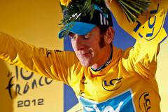 Britský cyklista Bradley Wiggins se raduje z vítězství v 19. etapě Tour de France 2012.