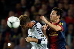 Vzdušný souboj Sergia Ramose s Lionelem Messim - El Clásico, španělský Superpohár