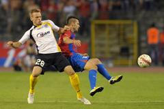 Fotbalista Viktorie Plzeň Michal Ďuriš padá po zákroku Laurense De Bocka v utkání Evropské ligy 2012/13 s Lokerenem.