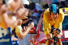 Britský cyklista Bradley Wiggins jede během deváté etapy Tour de France 2012.