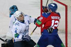 Jiří Novotný v zápase Lev Praha - Barys Astana