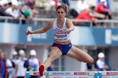 Zuzana Hejnová vítězí v jednom z rozběhů prvního kola 400 metrů překážek na Mistrovství Evropy v atletice 2012 v Helsinkách.