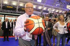 Český prezident Václav Klaus hraje basketbal.