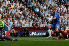 Fotbalista Fernando Torres (2. zprava) střílí první gól utkání anglického superpoháru Community Shield 2012 mezi Manchesterem City a Chelsea.