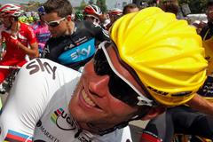 Britský cyklista Mark Cavendish rozdává úsměvy na startu čtvrté etapy Tour de France 2012.