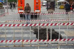 V centru Ostravy se do země propadlo hasičské auto