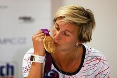Česká oštěpařka Barbora Špotáková pzuje se zlatou medailí po příjezdu z OH 2012 v Londýně.
