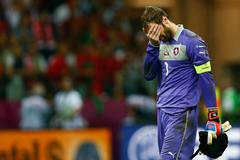 Petr Čech smutní po prohraném utkání Česko - Portugalsko ve čtvrtfinále Eura 2012.