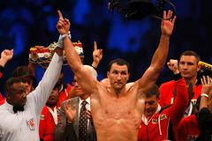 Vladimir Kličko slaví vítězství nad Tonym Thompsonem