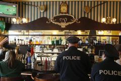 Policejní kontrola prohibice v jednom z barů v centru Prahy