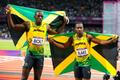 Jamajský sprinter Usain Bolt se raduje z vítězství ve finále na 100 metrů společně s druhým Yohanem Blakem během OH 2012 v Londýně.