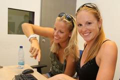 Plážové volejbalistky Kristýna Kolocová a Markéta Sluková pózují během návštěvy redakce Aktuálně.cz po OH 2012 v Londýně.