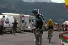 Chris Froome se ohlíží za sebe na Bradleyho Wigginse