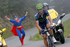 Alejandro Valverde a fanoušek, 17. etapa Tour de France 2012