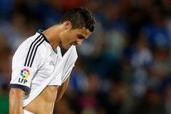 Fotbalista Realu Madrid Cristiano Ronaldo reaguje na porážku v utkání La Ligy 2012/13 s Getafe.