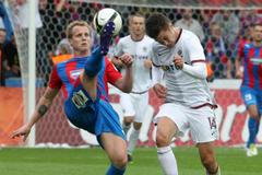 Fotbalista Plzně David Limberský v souboji s Václavem Kadlecem v utkání se Spartou Praha v sedmém kole Gambrinus ligy 2012/13.