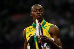 Jamajský sprinter Usain Bolt se raduje z vítězství a světového rekordu ve štafetě 4x100 metrů na OH 2012 v Londýně.