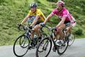 Americký cyklista Lance Armstrong (vlevo) jede vedle Němce Jana Ullricha během 16. etapy Tour de France 2005.