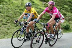 Americký cyklista Lance Armstrong (vlevo) jede vedle Němce Jana Ullricha během 16. etapy Tour de France 2005.
