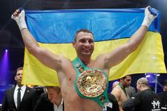 Vitalij Kličko slaví výhru nad Manuelem Charrem
