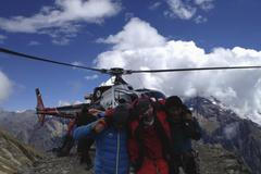 V Nepálu stále pátrají po 3 zavalených horolezcích