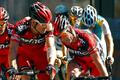 16. etapa Tour de France 2012: Unavený Cadel Evans využívá pomoci svého týmového kolegy George Hincapieho
