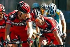 16. etapa Tour de France 2012: Unavený Cadel Evans využívá pomoci svého týmového kolegy George Hincapieho